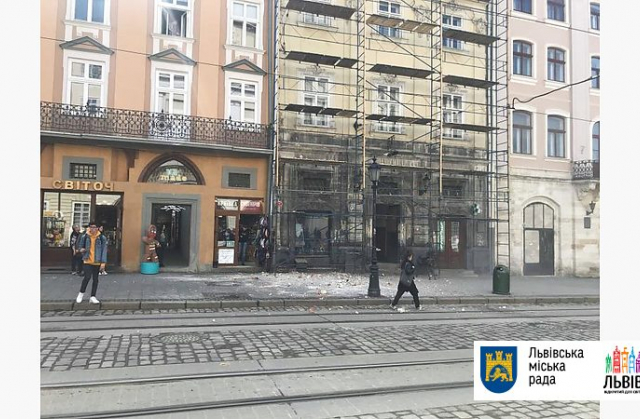 У центрі Львова з будинку обвалилась цегла
