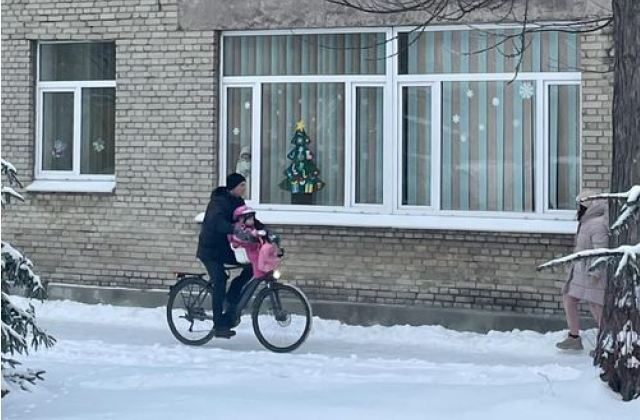 Фото з Facebook-сторінки керівника управління транспорту ЛМР: "Дуже тішусь, коли бачу як діток везуть велосипедом у дитячий садок (в грудні, - ред.)"