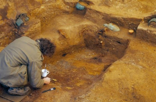 Поховання у 2003 році знайшли дорожні робітники, але дослідження артефактів завершили лише зараз