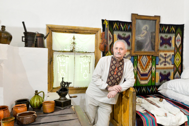 Олекса Тренич у домі свого прадіда - князя с. Тухолька. Фото - Анна Джунківська, Гал-інфо.