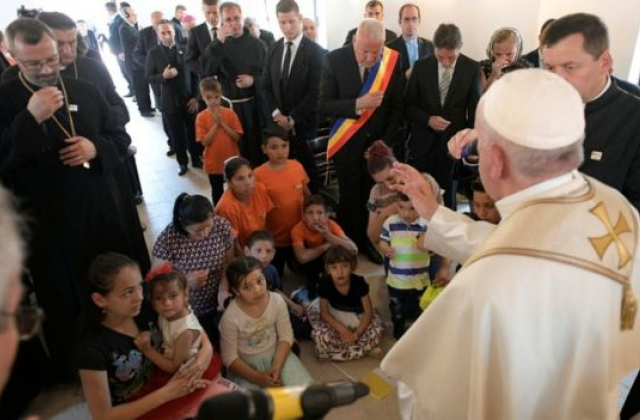 Папа Франциск попросив пробачення в ромського народу за століття дискримінації. Фото: REUTERS
