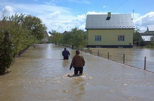 Фото ТСН (Через сильну повінь на Львівщині підтопило понад 1,2 тисячі хат).