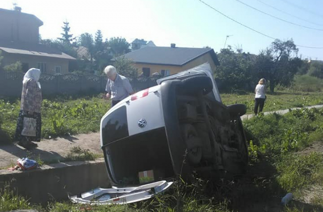 На Львівщині водій не впорався з керуванням і перекинувся