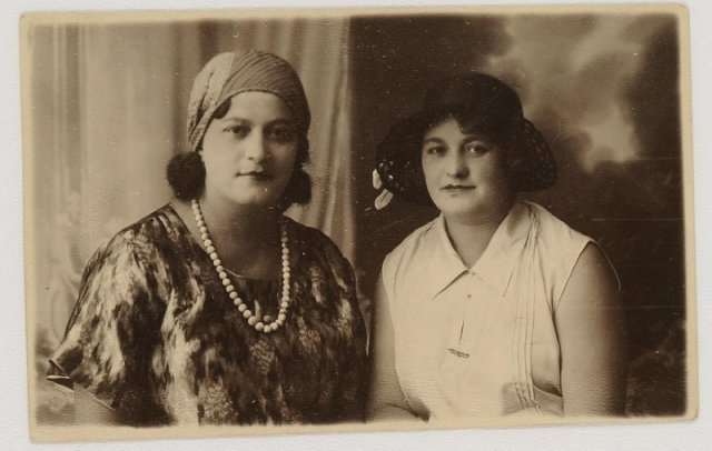 Ванда Медицька (справа) з сестрою Стефанією