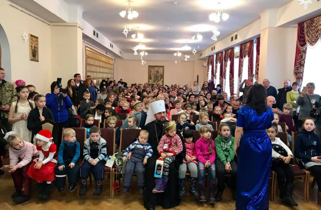 Блаженнійший митрополит Епіфаній передав діткам подарунки від Миколая