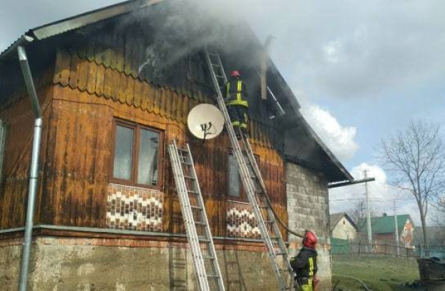 У Самбірському районі під час пожежі в будинку власник отримав опіки