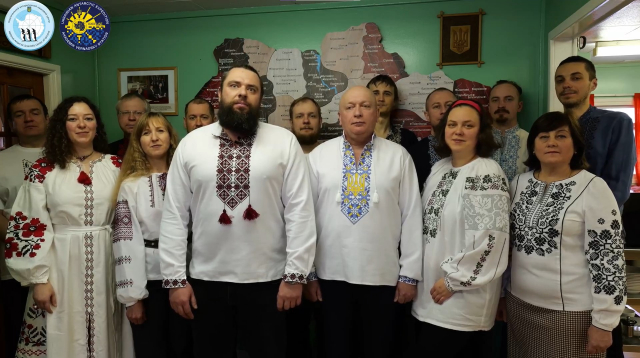 Hommes et femmes polaires ont enregistré des félicitations pour la Journée de Vyshyvanka