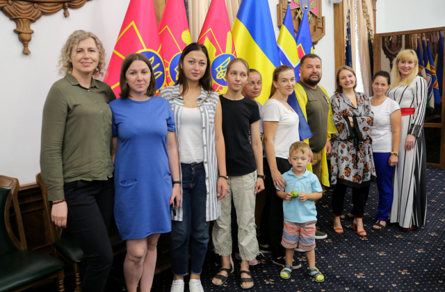 Міністр оборони України зустрівся з представницями волонтерського руху