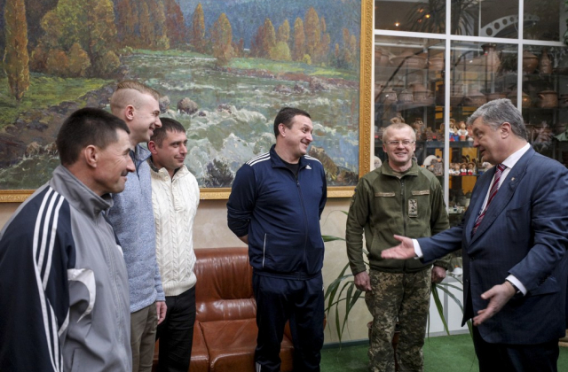 Петро Порошенко відвідав учасників АТО/ООС, які проходять реабілітацію на курорті "Хмільник"