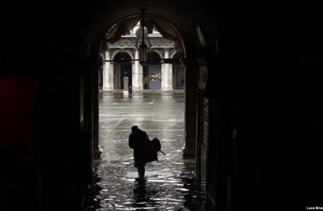 Погляд на затоплену площу Сан-Марко перед однойменним собором, Венеція, 12 листопада 2019 року
