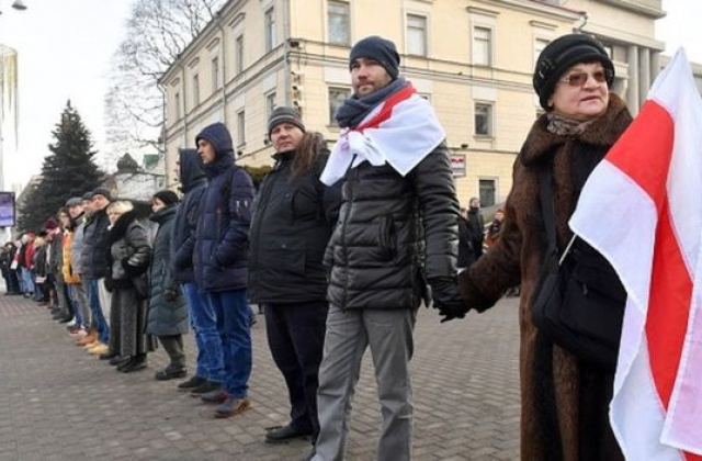 Люди тримали плакати проти інтеграції з РФ і вигукували "Живе Білорусь".