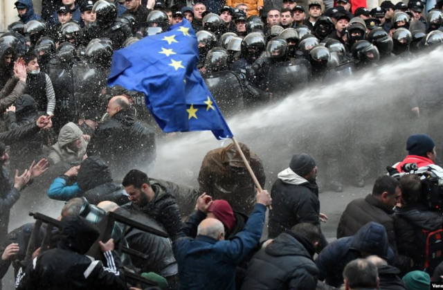 Застосування поліцією водометів для розгону протестувальників, Тбілісі, Грузія, 18 листопада 2019 року