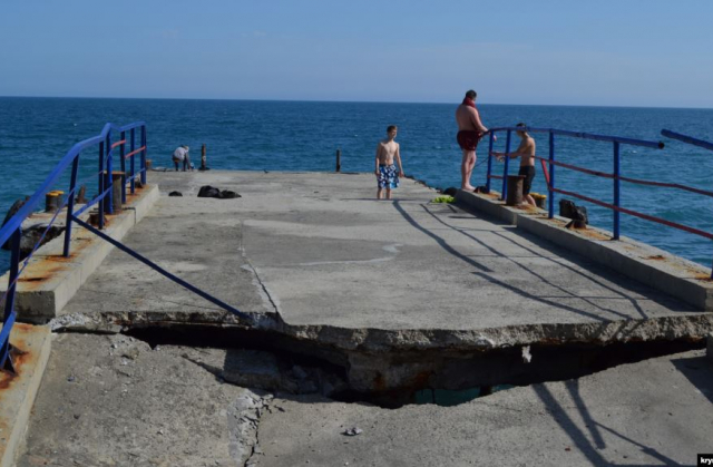 У кримському Місхорі обвалився причал для швартування прогулянкових катерів