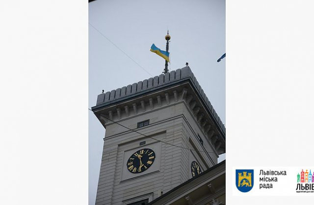 На знак скорботи за загиблими військовими на вежі міської Ратуші приспустили прапор