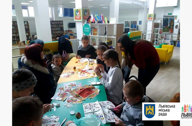 Для дітей у Львові провели майстер-клас з виготовлення писанок у техніці декупаж