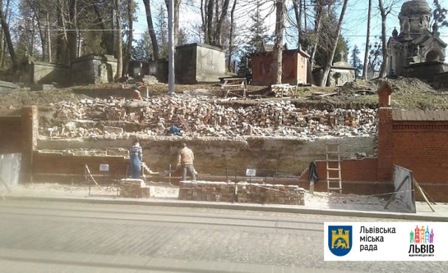 У Львові відремонтували секції муру Личаківського кладовища