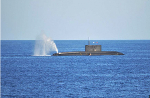 Підводний човен бере участь у навчаннях з кораблями та морською авіацією