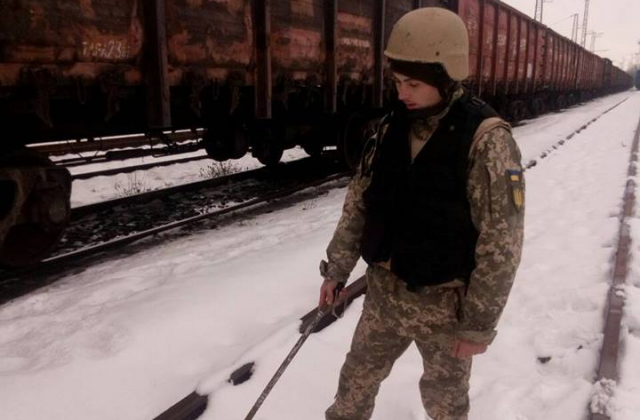 На Донбасі розміновують залізничні колії