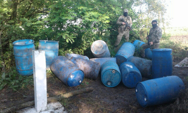 Поблизу кордону з Молдовою викрили ділків, які намагалися переправити кілька тонн спирту