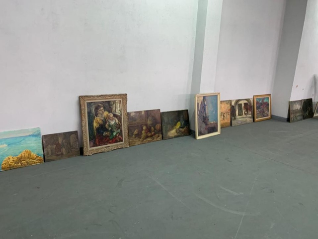 В Україну з Франції намагались ввезти майже сто старовинних картин. Фото: ДФС