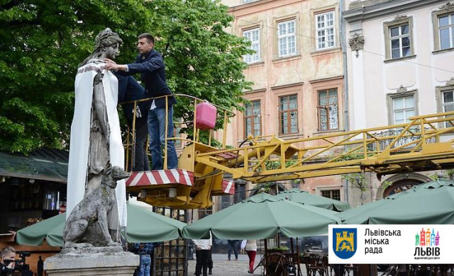 Скульптури в центрі Львова одягнули у вишиванки
