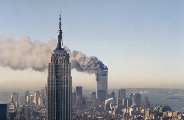 Палають хмарочоси Всесвітнього торгового центру в Нью-Йорку 11 вересня 2001 року. Фото: washingtonpost