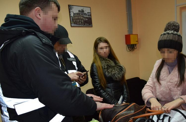 На Харківщині ліквідували канал переправлення дівчат на Росію