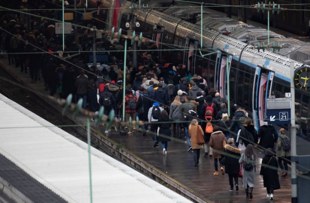 Велика кількість пасажирів сходить з поїзда на залізничній станції Gare Saint Lazare у Парижі, 6 грудня 2019 року