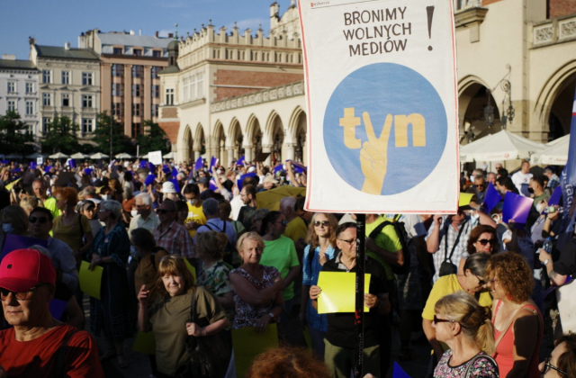 Протести в Польщі проти законопроєкту "lex TVN", фото - OKO.press