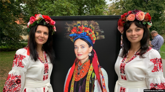 У Празі просто неба знайомляться з українським національним вбранням
