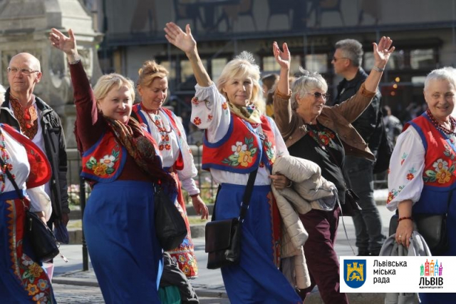 У Львові люди поважного віку пройшли урочистою ходою