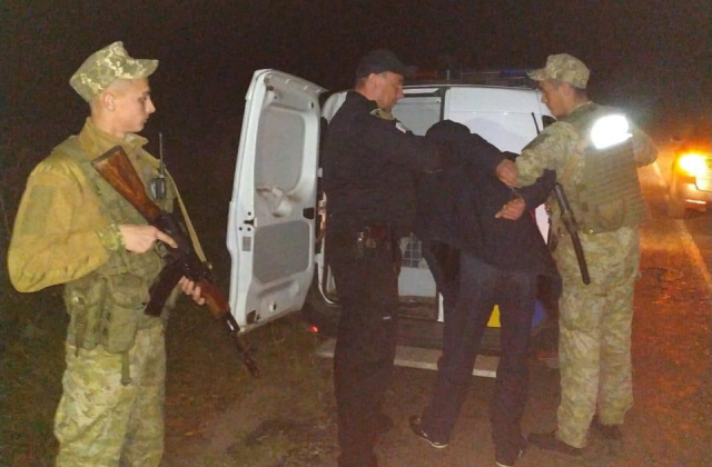 На Львівщині поліцейські спільно з прикордонниками оперативно затримали зловмисників, причетних до розбійного нападу на фермера-іноземця