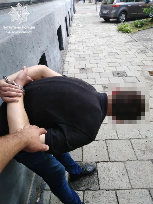 У Львові затримали раніше судимого, який вкрав у магазині шоколад. Фото: патрульна поліція Львівської області