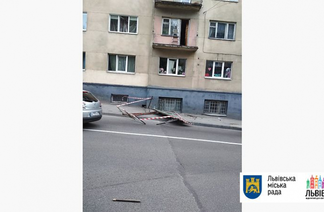 У Львові чоловік впав з балкону
