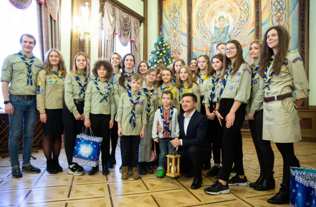 Cкаути передали Президентові України Вифлеємський вогонь миру