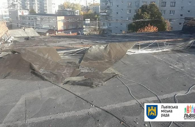 Покрівля житлового будинку на вул. Виговського, 37, яку пошкодив сильний вітер