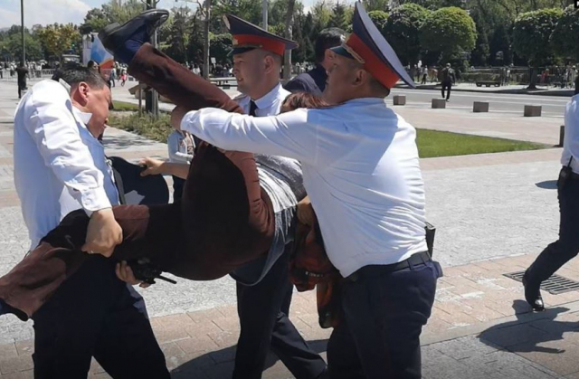 Поліція в Алмати затримує місцевого жителя, що вийшов на пікет, 9 травня 2019 року. Фото: Manas Kaiyrtaiuly (RFE/RL)