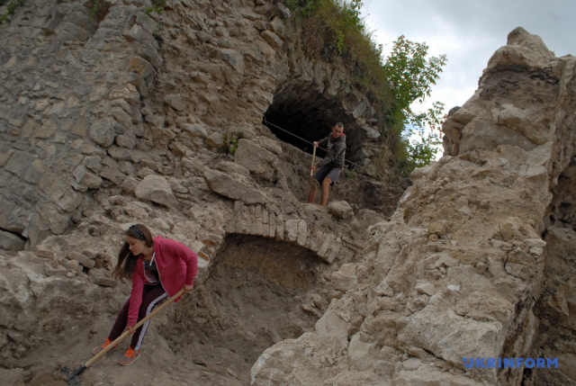 Розкопки на бастіоні Збаразького замку. Фото: Олег Снітовський, Укрінформ