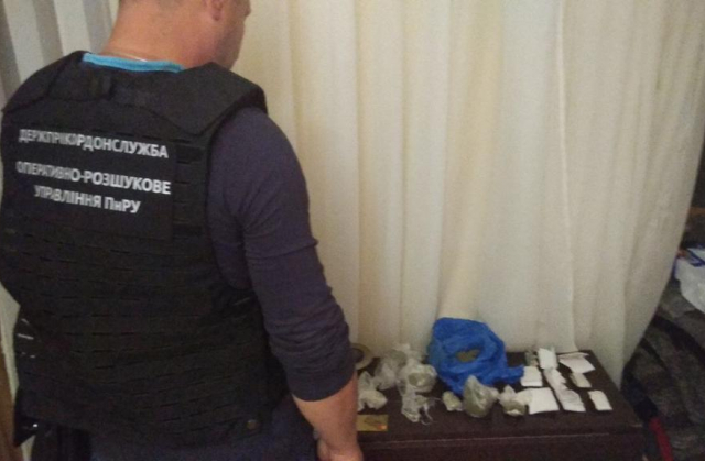 На Житомирщині затримали осіб, які виготовляли та збували наркотики. Фото: ДПСУ