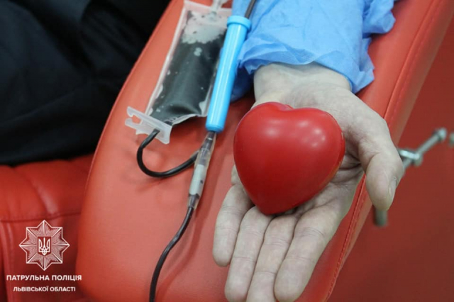 Львівські патрульні долучились до акції "Здай кров — врятуй життя"