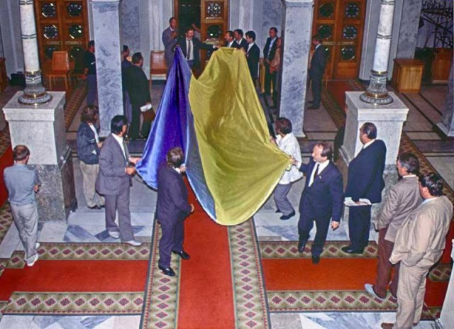 Внесення прапора України в стіни Верховної Ради 24 серпня 1991 року. Фото Єфрема Лукацького