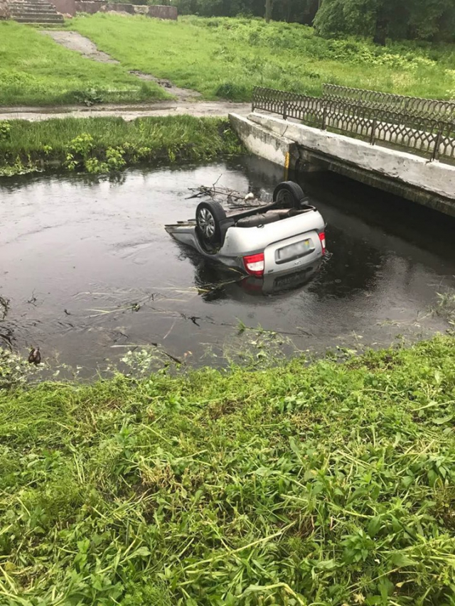 На Львівщині авто перевернулось у кювет з водою