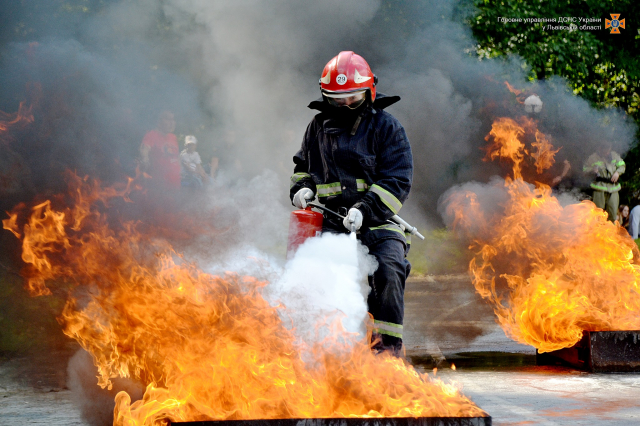 Львівські рятувальники боролись за звання найкращого пожежника