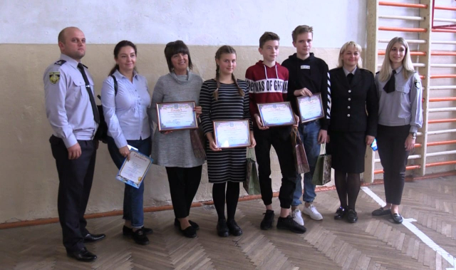 На Львівщині нагородили учнів, які віддали загублений гаманець поліції