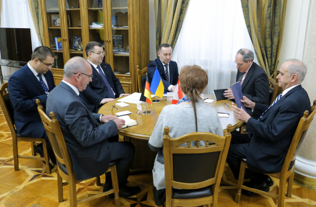 Міністр оборони України провів зустріч зі стратегічними радниками високого рівня