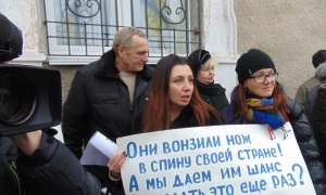 У Дружківці відбувся мітинг активістів проти тиску на Іріну Кірікову, на яку мер Валерій Гнатенко подав до суду за її обвинувачення його в сепаратизмі. Фото з фейсбуку Євгена Шаповалова
