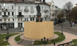 В Одесі навколо пам’ятника імператриці Катерині II поставили паркан / фото Суспільне. Одеса