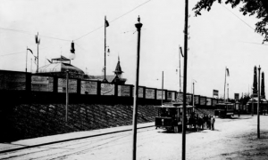 Трамвай біля головного входу до Крайової Виставки на вул. Самчука. Фото 1894 року.