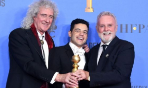 Музиканти групи Queen Брайан Мей та Роджер Тейлор з актором Рамі Малеком (в центрі) на церемонії вручення "Золотого глобуса"