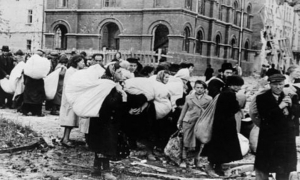 Мешканці гетто в Дрогобичі (Львівська область, тоді — Генеральна Губернія) очікують депортації, 21 липня 1941 р.